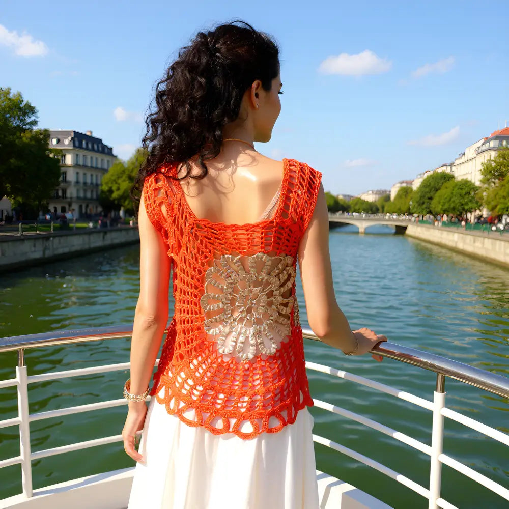 Haut au crochet Floravita de Cachalabibi -vue de dos à l'avant d'un bateau d'une jeune femme