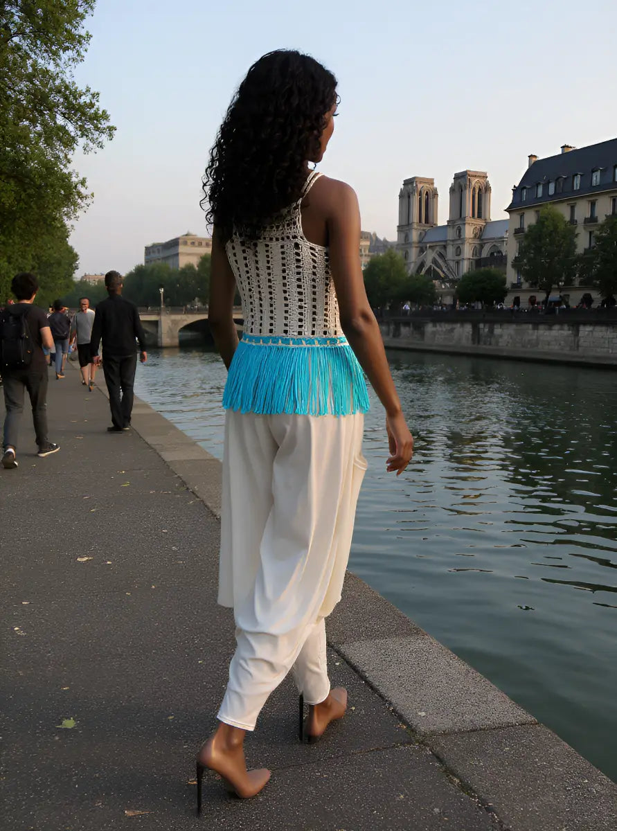 Haut au crochet Franginou - Vue de dos avec Notre-Dame de Paris en arrière-plan