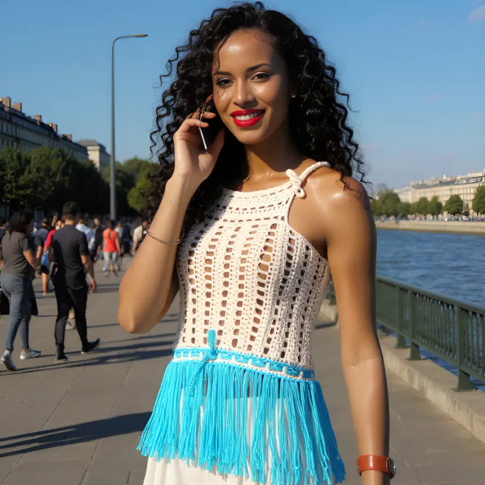 Haut Franginou au crochet - Modèle au téléphone portant la création Cachalabibi