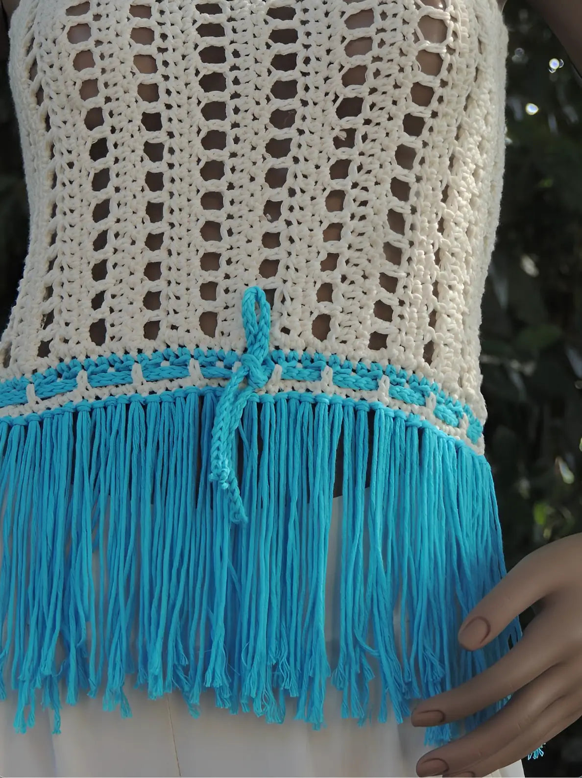 Haut au crochet Franginou beige avec franges turquoise - Vue de face sur modèle