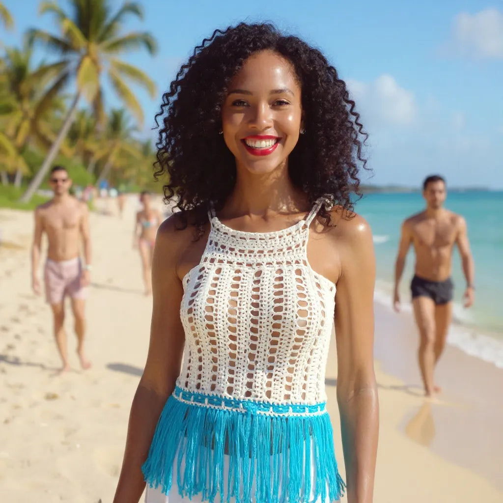 Haut Franginou beige et turquoise - Modèle portant le haut au crochet à la plage
