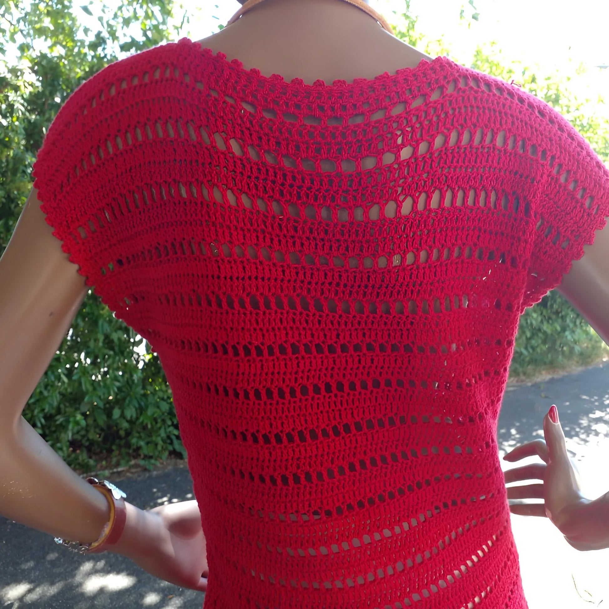 Haut au crochet Granada de Cachalabibi -vue de dos du point ajouré sur un mannequin en extérieur