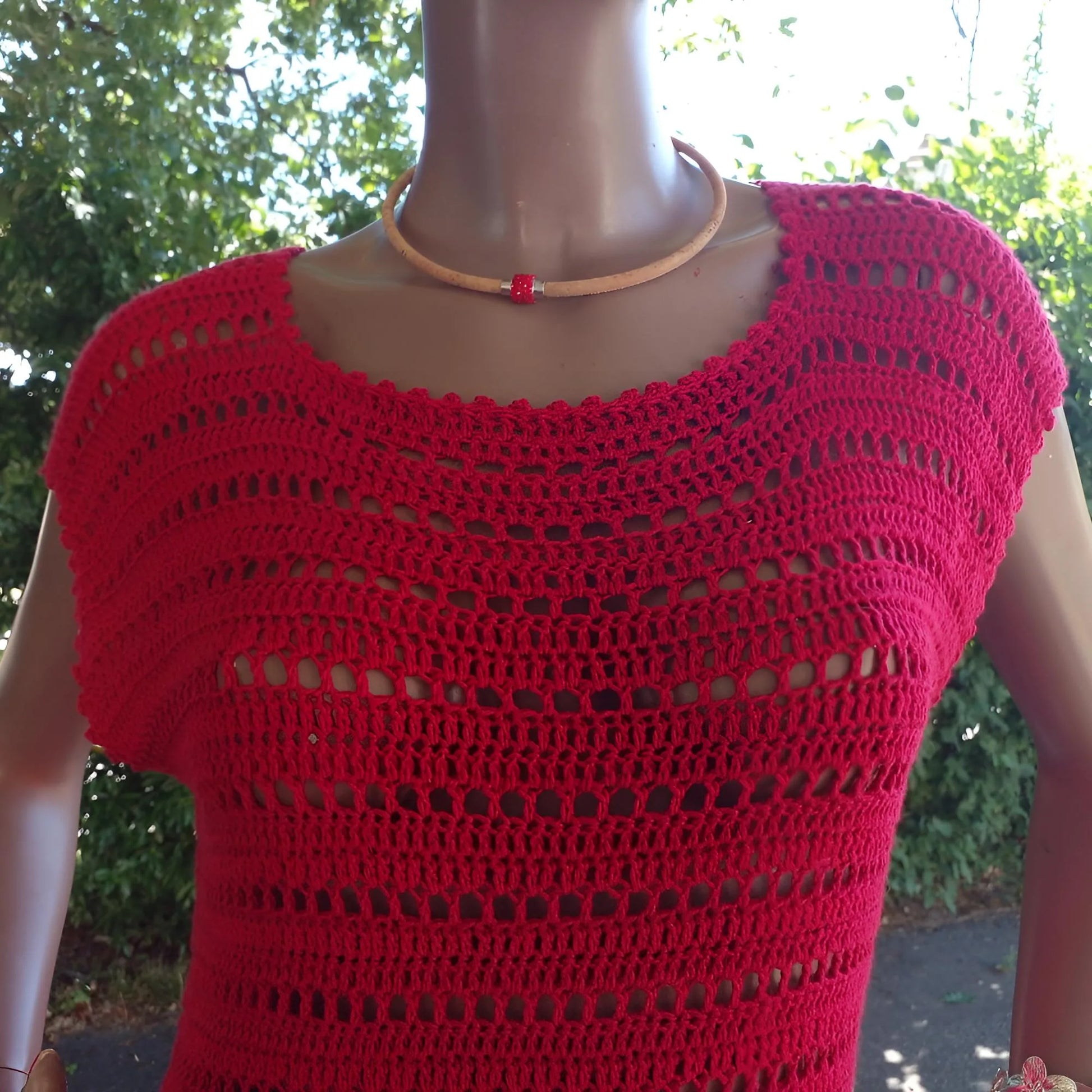 Haut au crochet Granada de Cachalabibi - détail de face du point de crochet et des manches