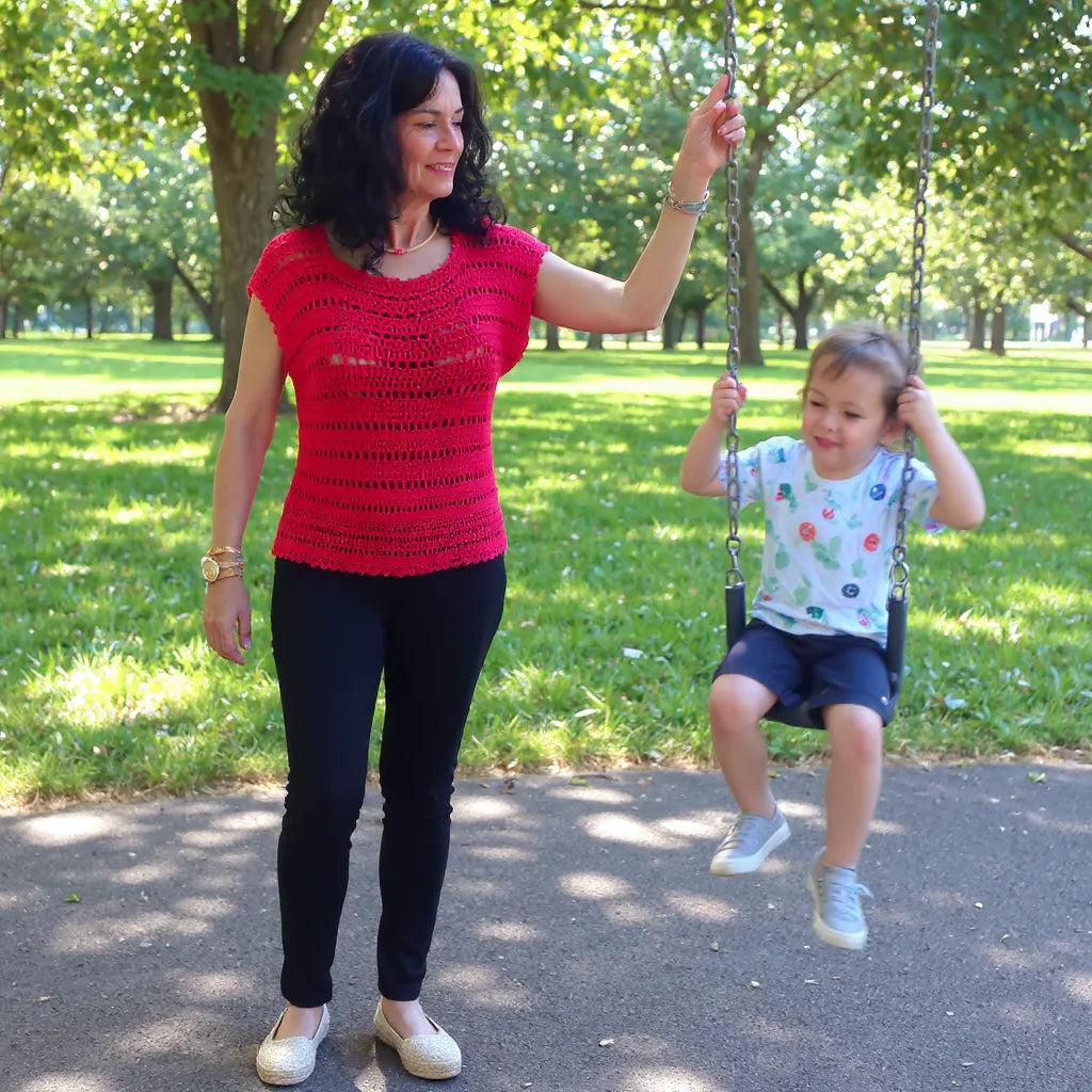Haut au crochet Granada de Cachalabibi - porté au parc par une femme qui joue à la balançoire avec un enfant