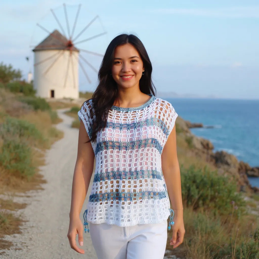 Haut au crochet Hellenica de Cachalabibi - vue de face d'une femme avec un moulin crétois en arrière plan