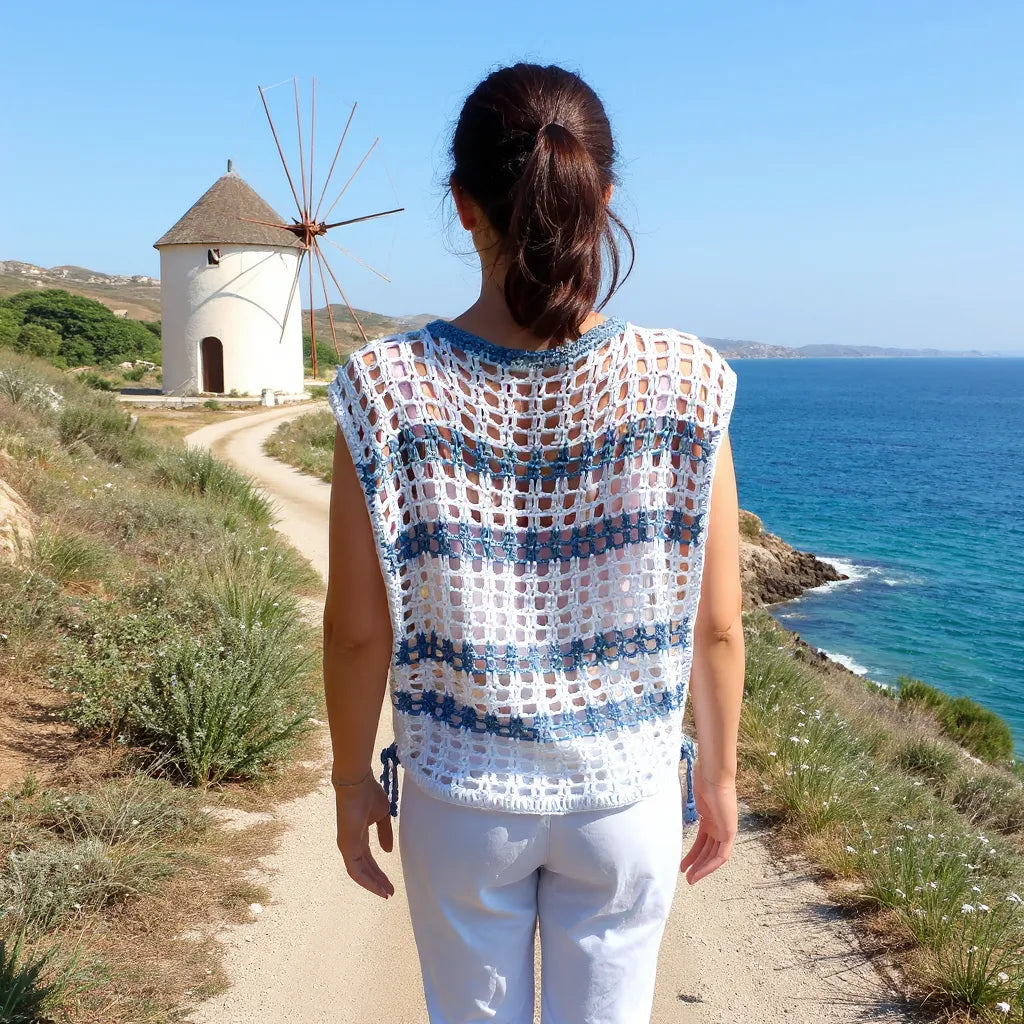 Haut au crochet Hellenica de Cachalabibi - vue de dos d'une femme avec un moulin crétois devant elle