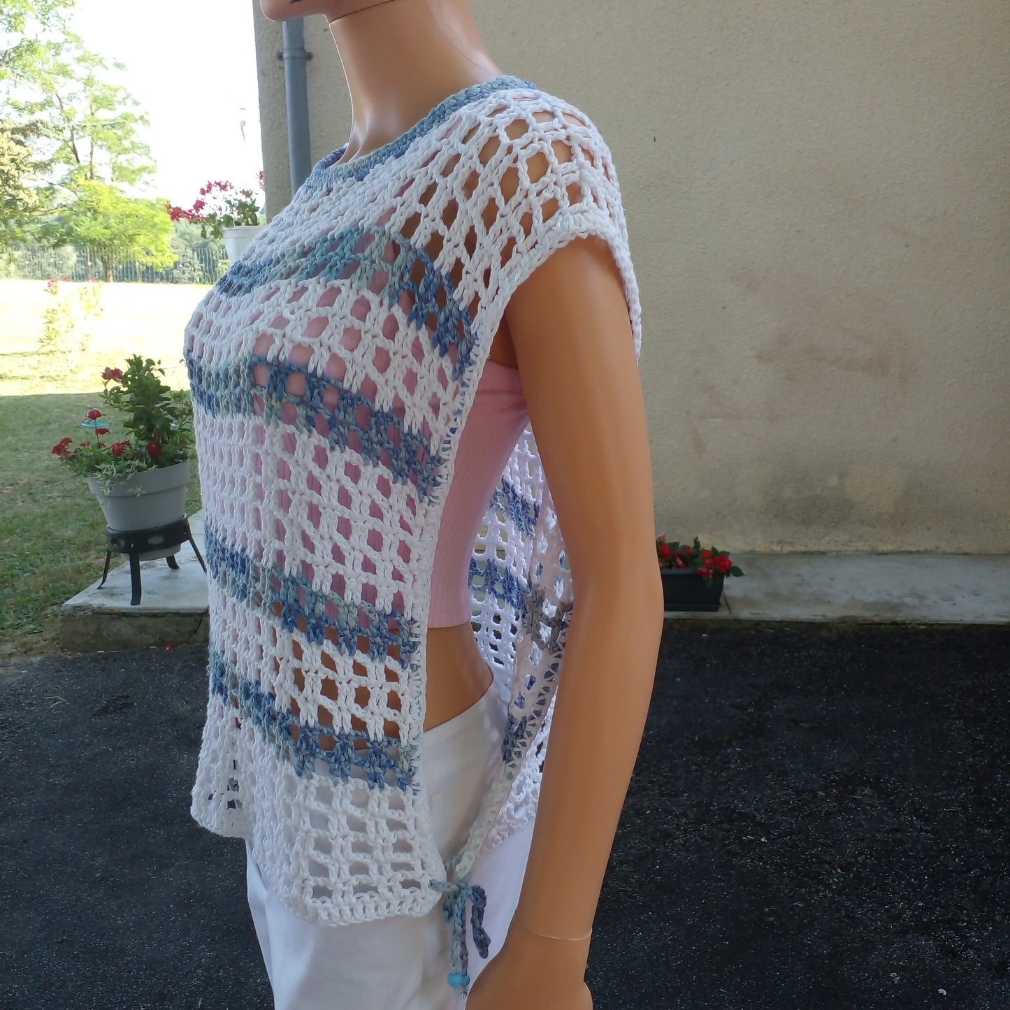 Haut au crochet Hellenica de Cachalabibi - - vue de côté du détail du haut montrant l'ouverture