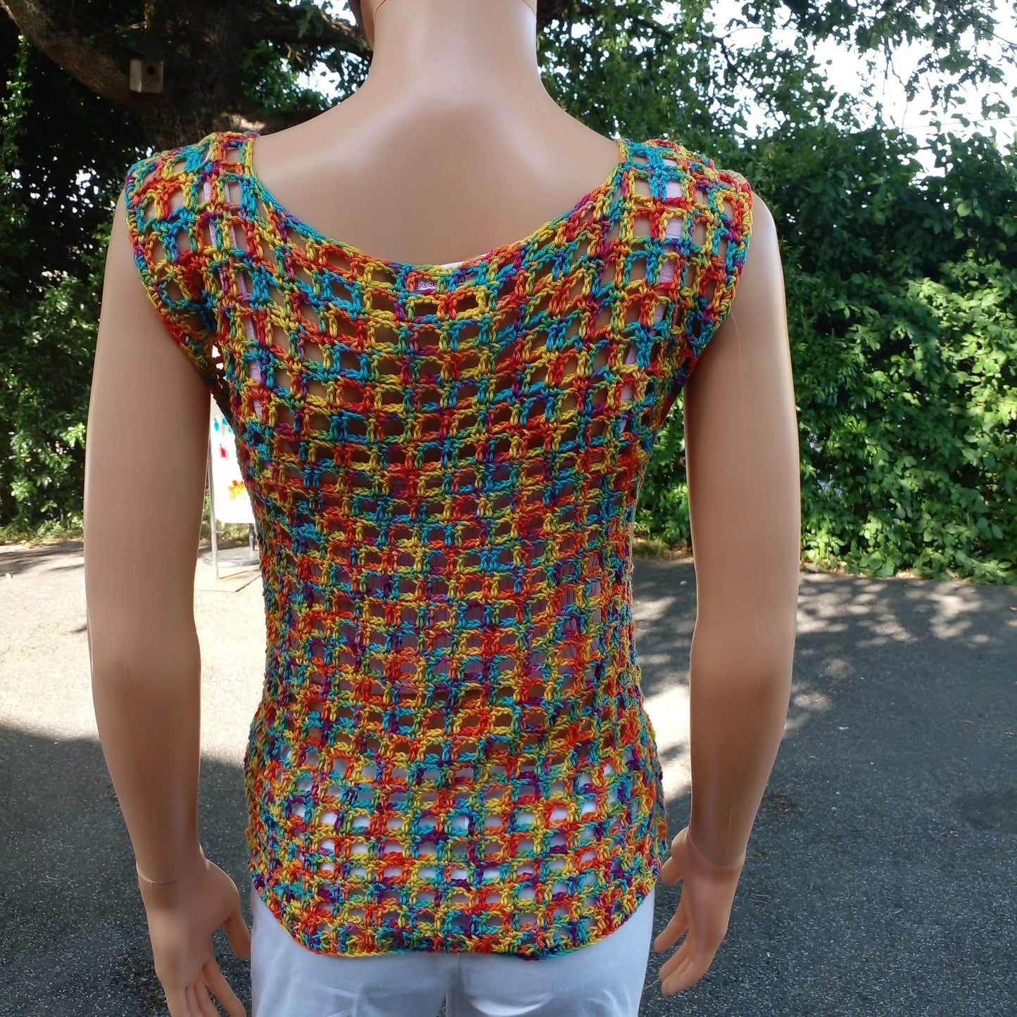 Haut au crochet Illusion de Cachalabibi - vue de dos complète sur un mannequin en extérieur