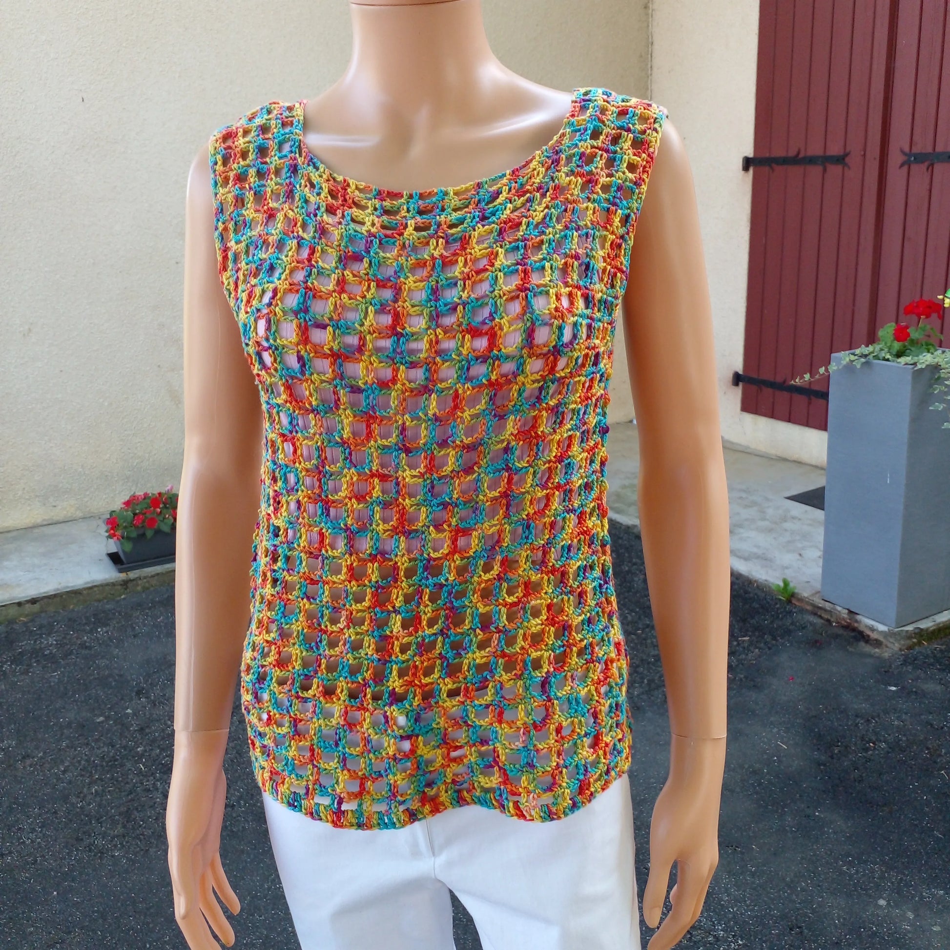 Haut au crochet Illusion de Cachalabibi - vue de face sur un mannequin en extérieur