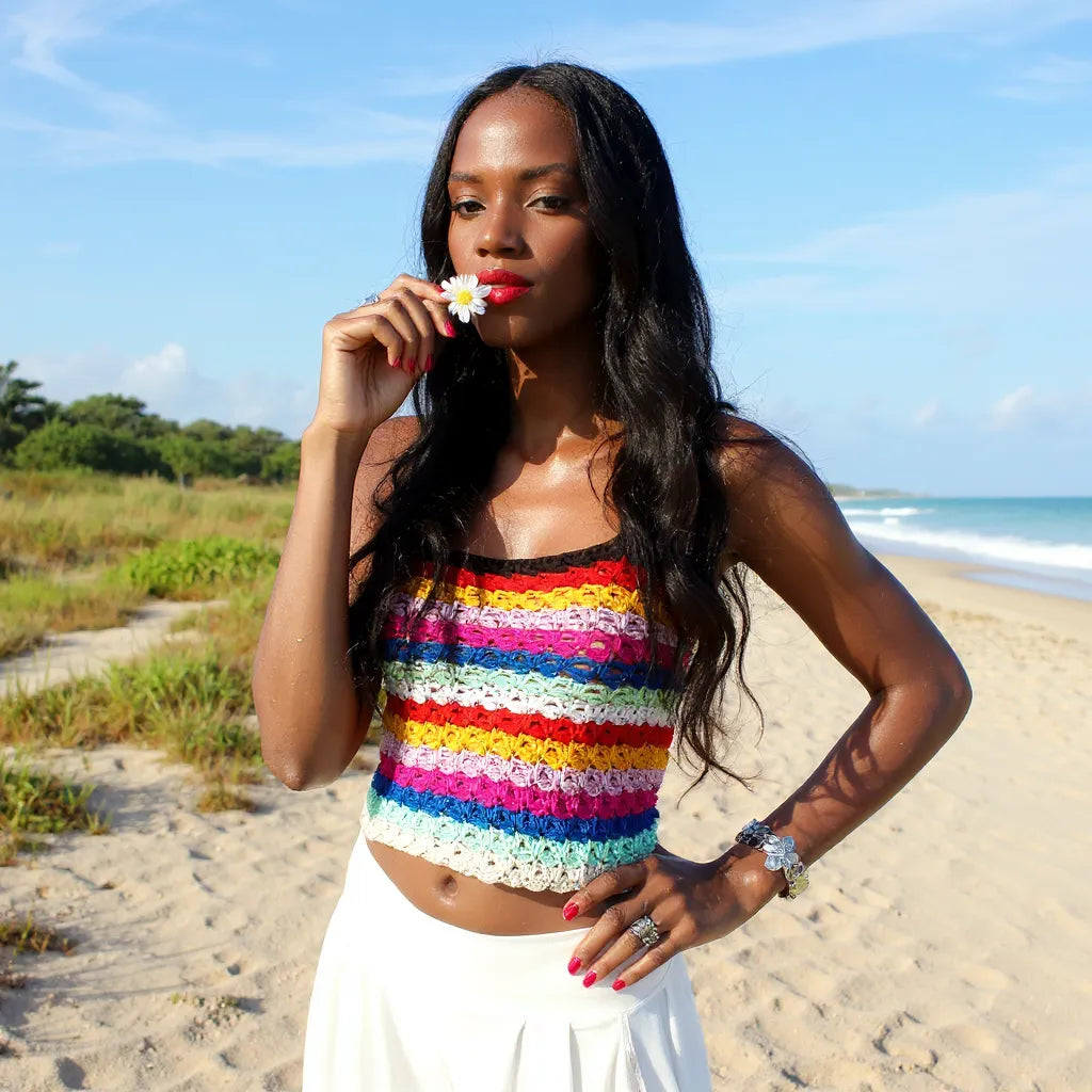 Haut au crochet Labegitou de Cachalabibi - vue de face d'une femme avec une marguerite dans la bouche