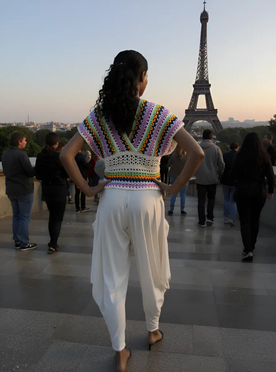 Haut au crochet Mayabella de Cachalabibi - Vue de dos d'une jeune femme devant la Tour Eiffel