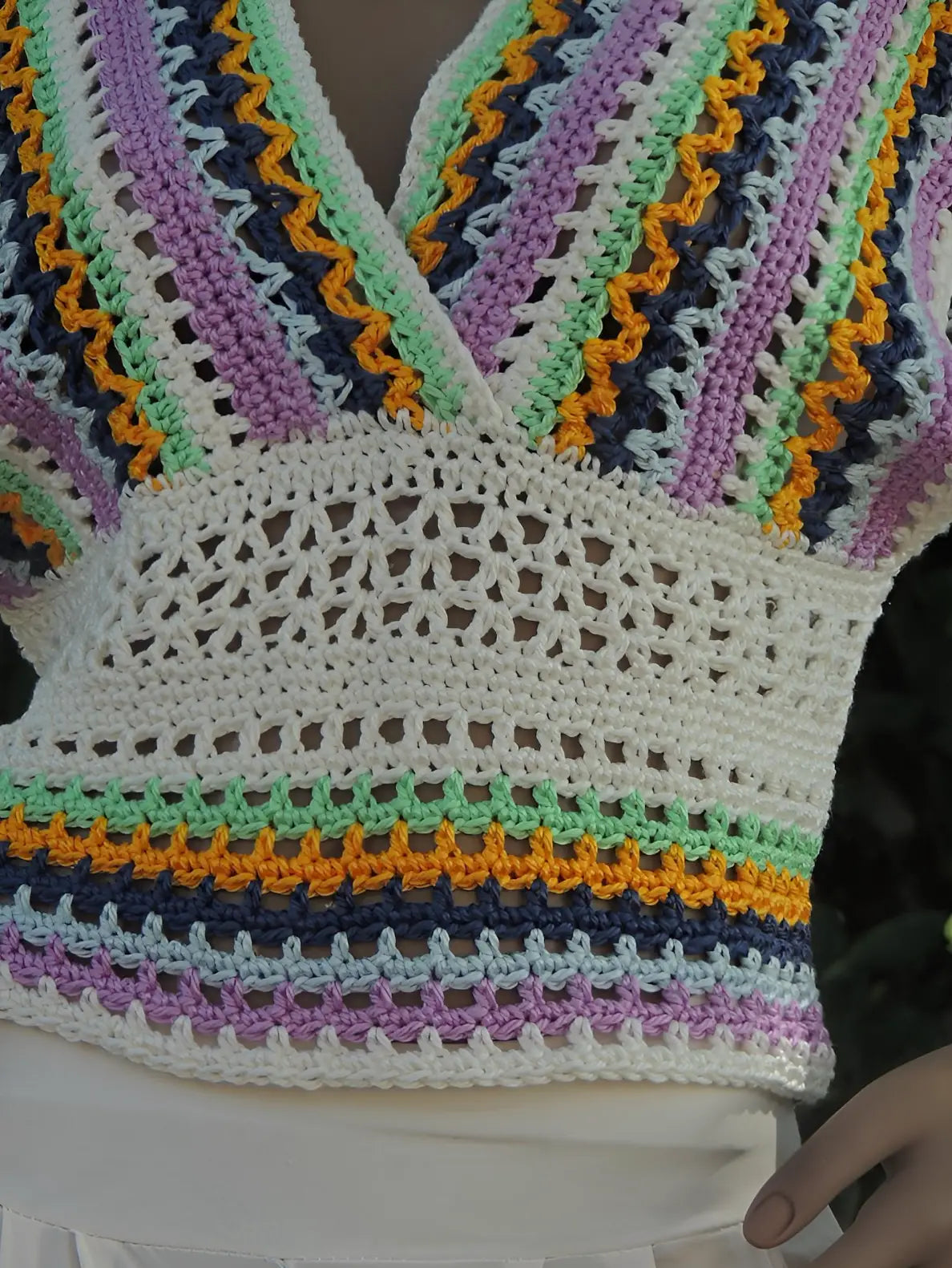 Haut au crochet Mayabella de Cachalabibi - décolleté en V et ceinture ajourée écrue sur un mannequin