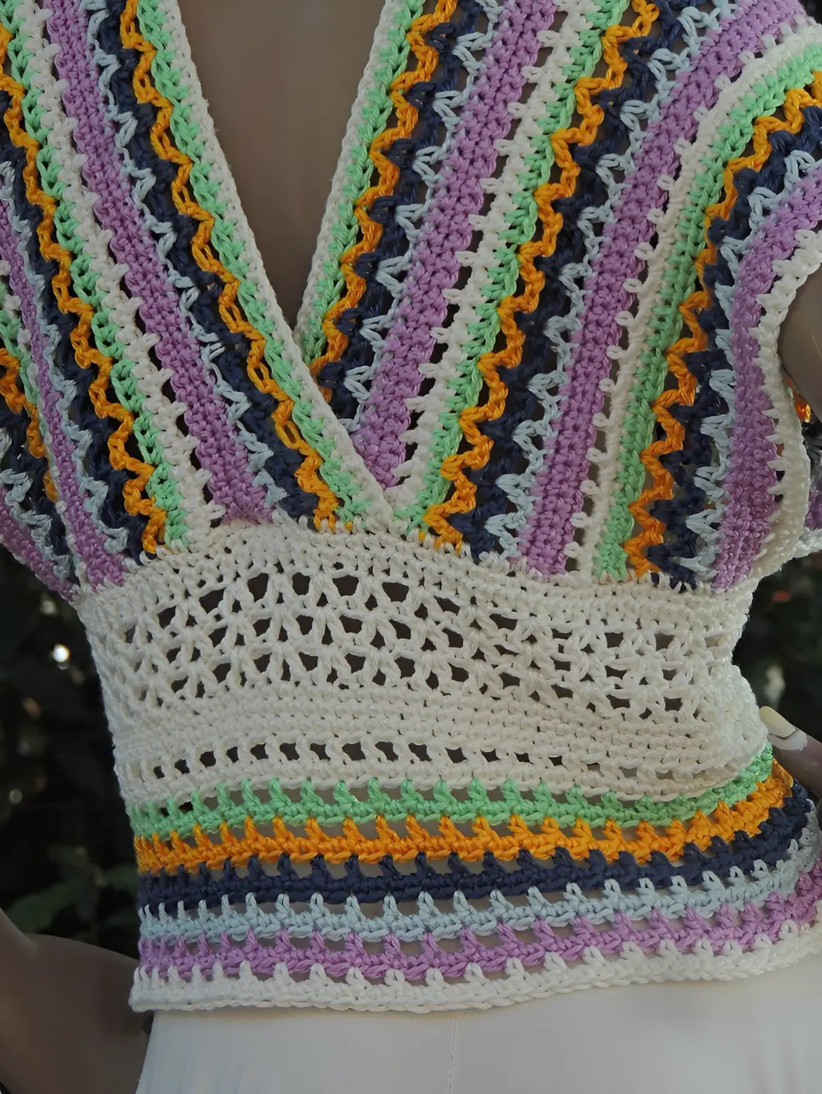 Haut au crochet Mayabella de Cachalabibi - vue de dos avec rayures violet, menthe et jaune sur un mannequin