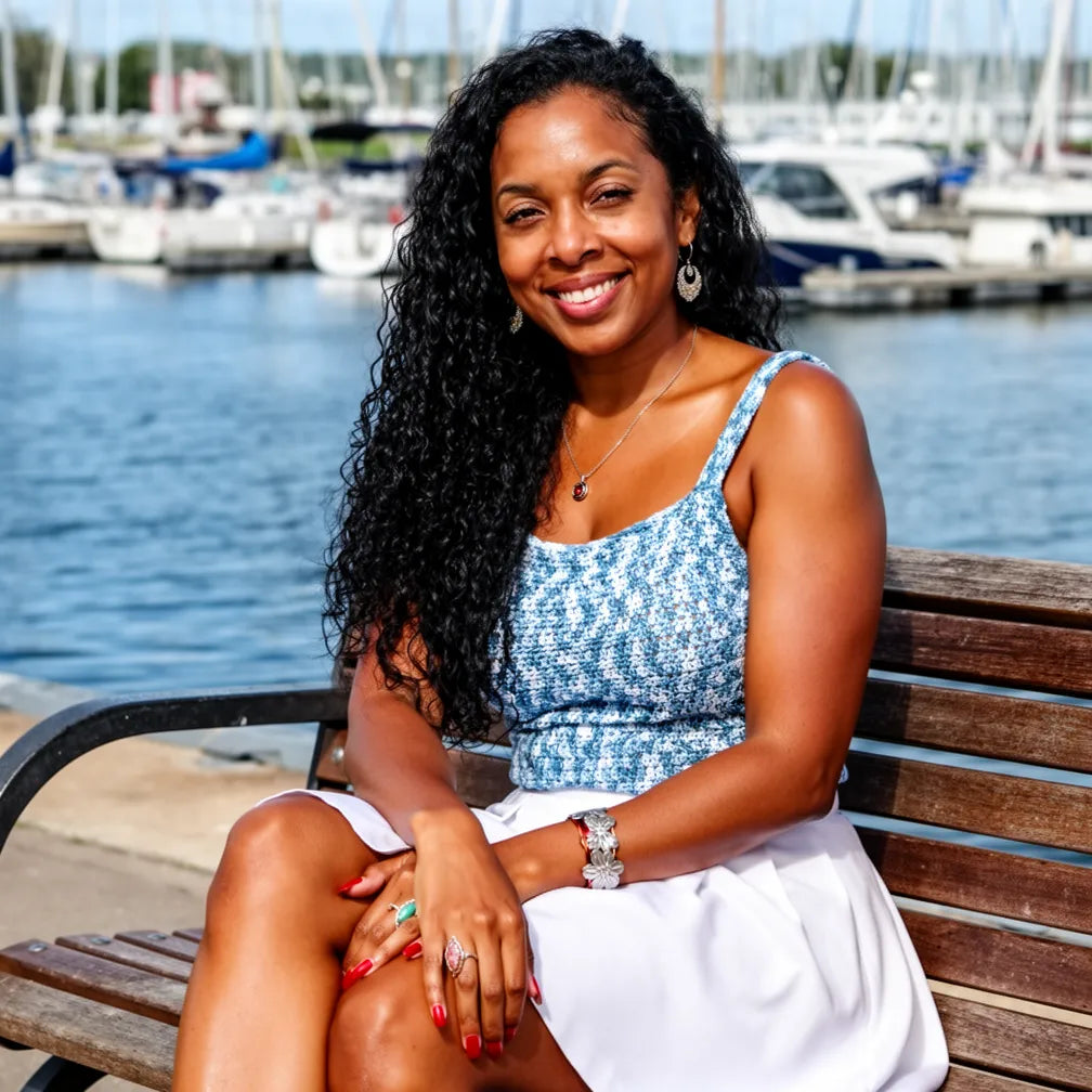 Haut au crochet Mosca de Cachalabibi -Femme souriante assise sur un banc au bord de l'eau