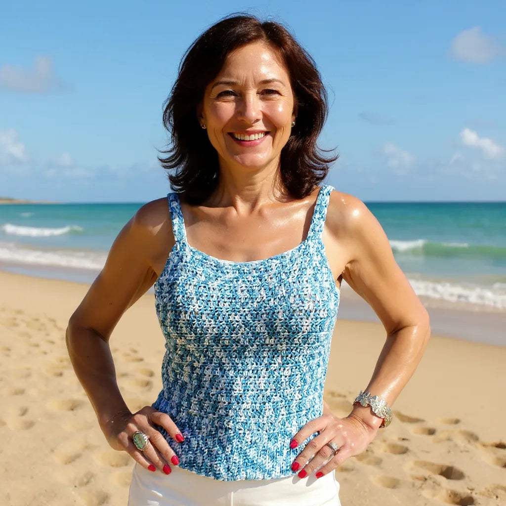 Haut au crochet Mosca de Cachalabibi -femme avec un  pantalon blanc en face en d'un bord de mer