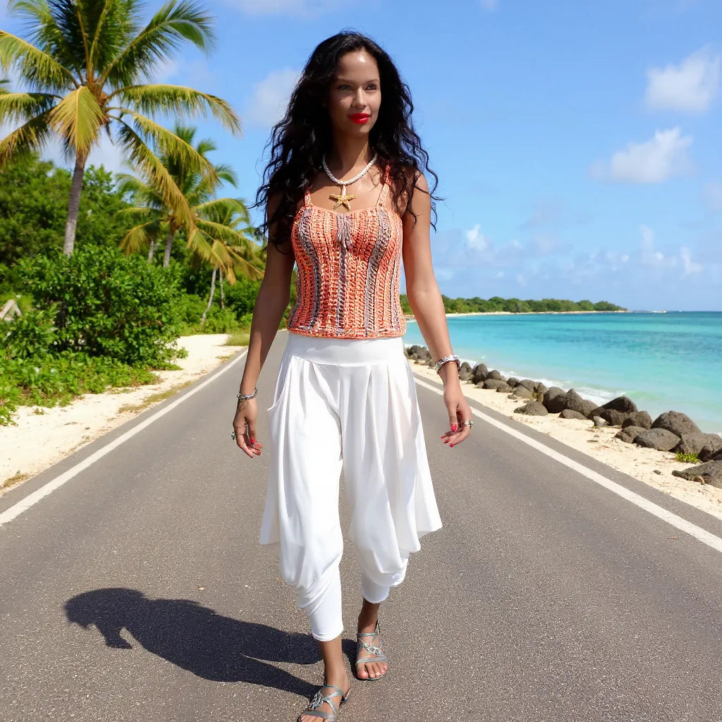 Haut au crochet Nakura de Cachalabibi - jeune femme qui marche sur une route déserte qui longe la mer