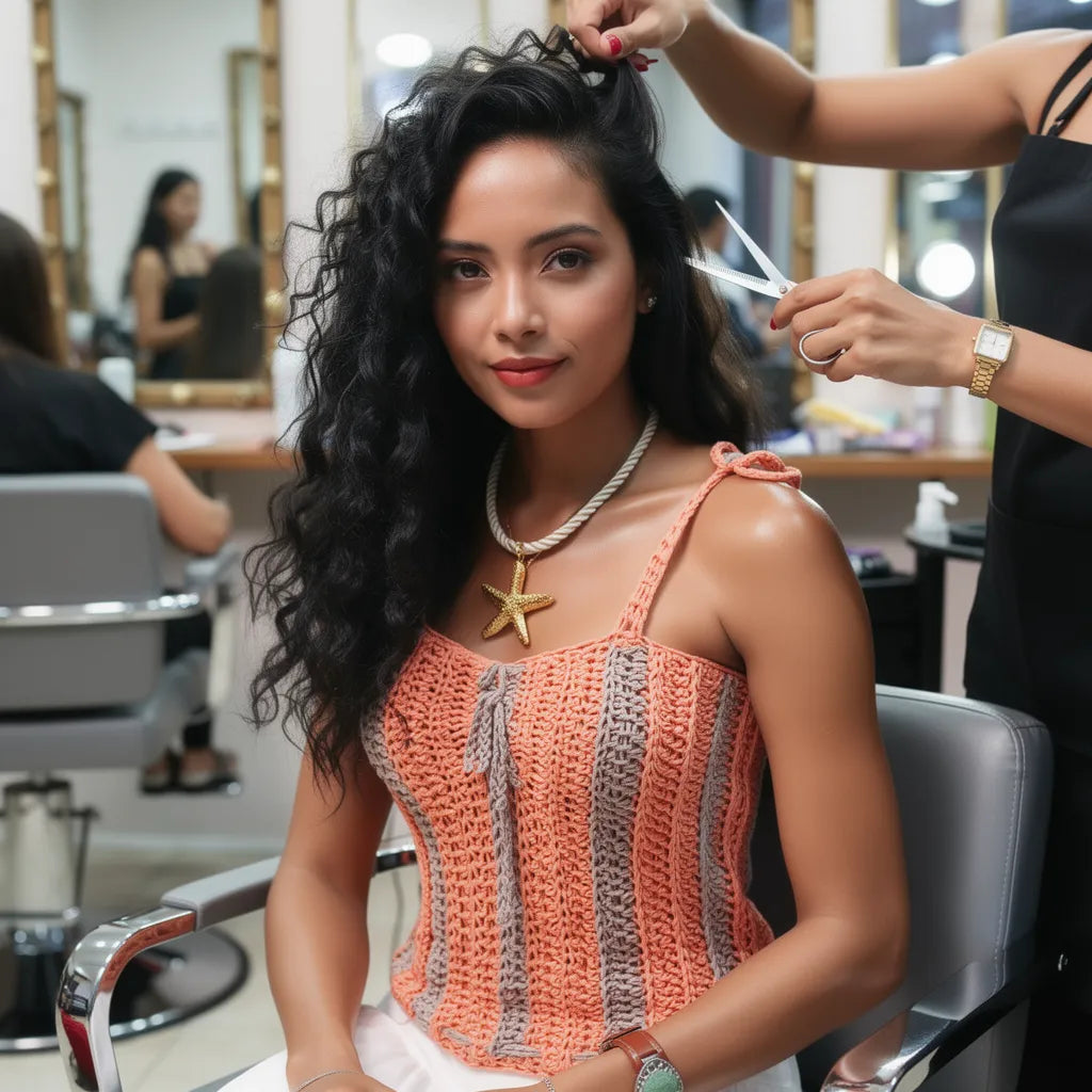 Haut au crochet Nakura de Cachalabibi - Détail des bretelles ajustables et motif rayures verticales dans un salon de coiffure