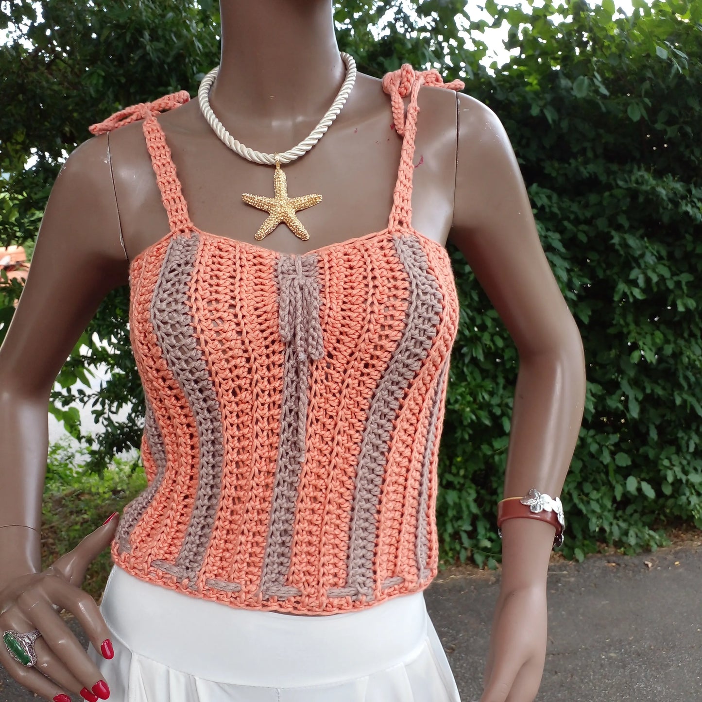 Haut au crochet Nakura de Cachalabibi - Vue de face du haut sur un mannequin 