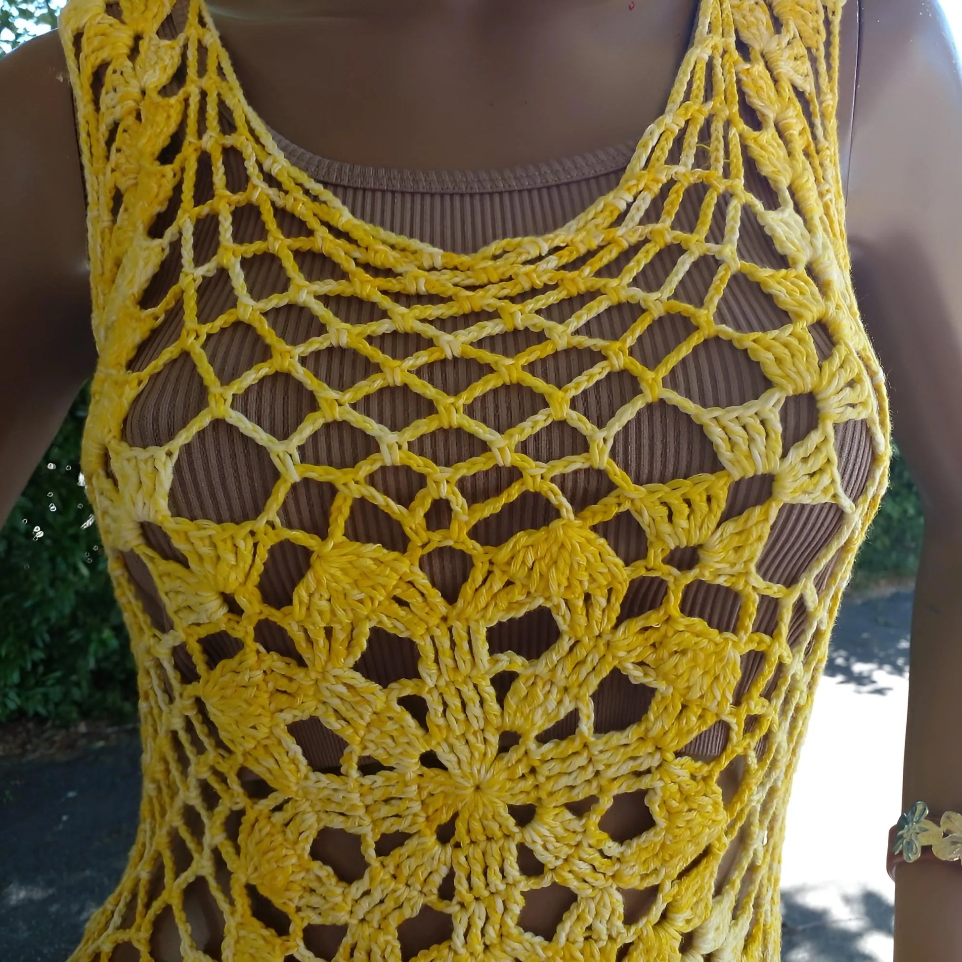 Haut au crochet Narcisola de Cachalabibi - gros plan sur le décolleté et les bretelles sur un mannequin en extérieur