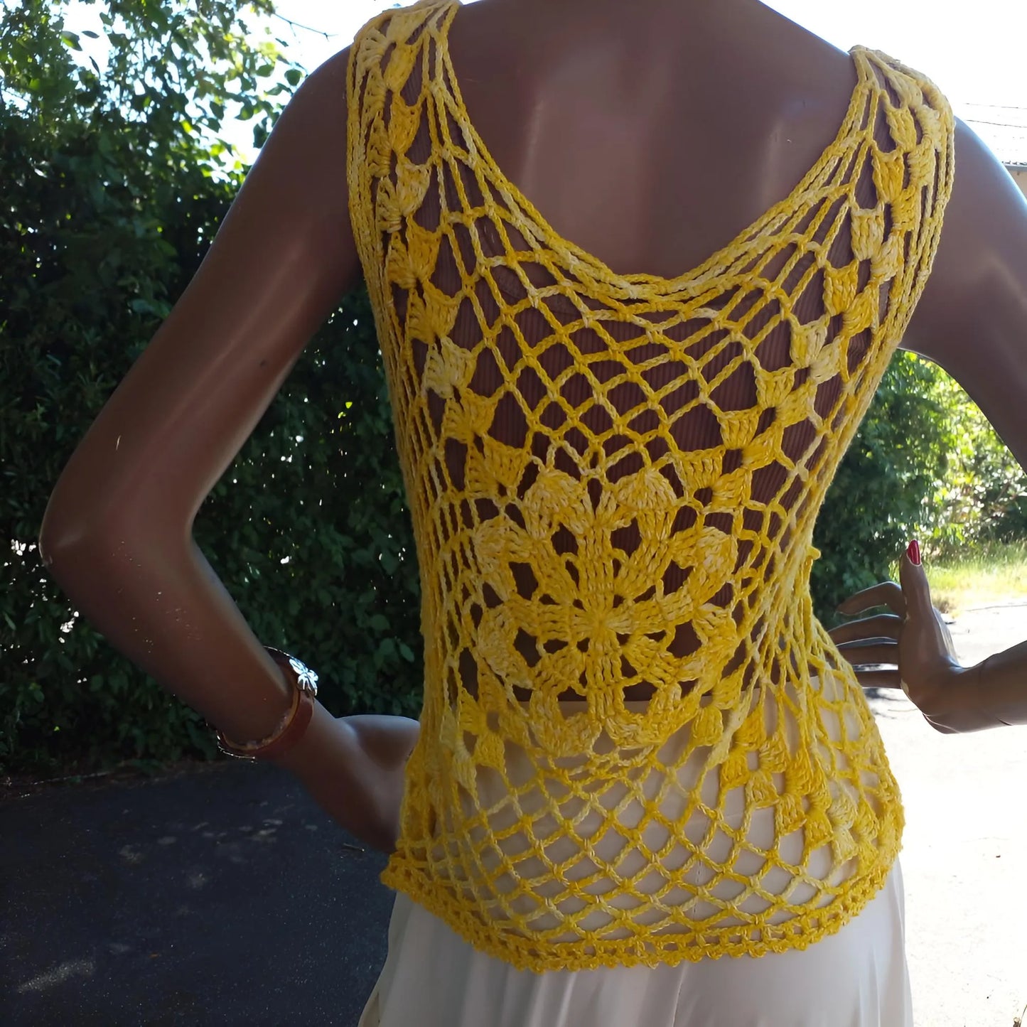 Haut au crochet Narcisola de Cachalabibi - vue du dos de la finition et du point en résille sur un mannequin extérieur