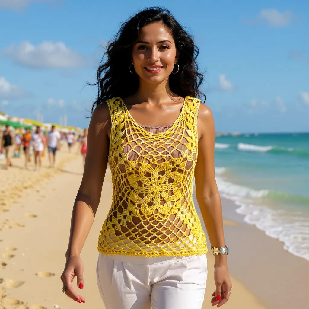 Haut au crochet Narcisola de Cachalabibi - vue de face d'une jeune femme qui marche sur la plage
