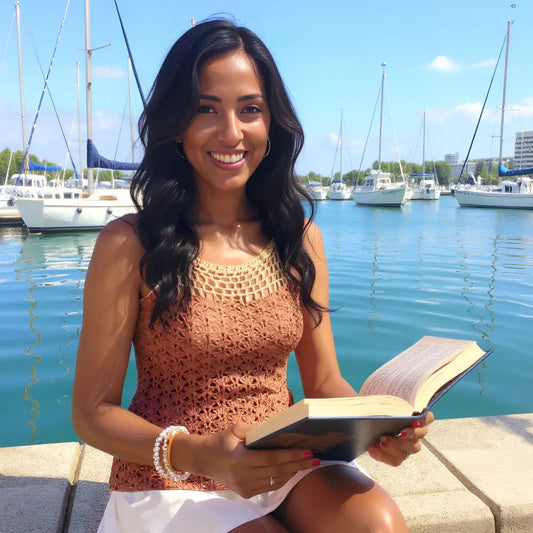Haut au crochet Padechichi de Cachalabibi - vue de face d'une jeune femme assise dans un port de plaisance