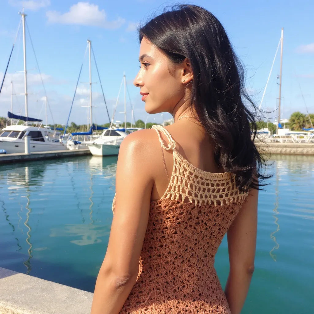 Haut au crochet Padechichi de Cachalabibi - vue de dos d'une jeune femme debout dans une marina
