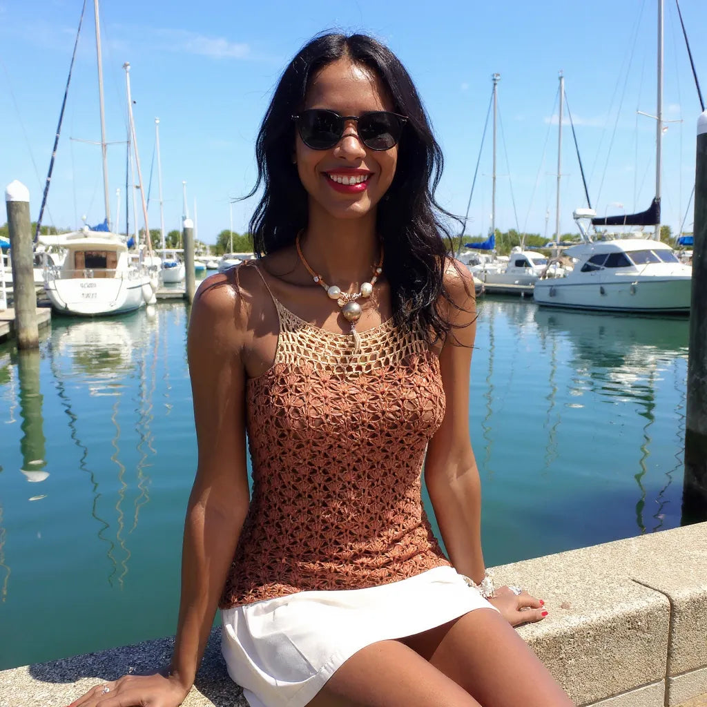 Haut au crochet Padechichi de Cachalabibi - vue de face d'une jeune femme assise sur un bord de quai dans une marina