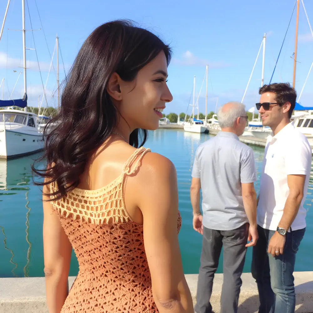 Haut au crochet Padechichi de Cachalabibi - vue de dos d'une femme brune dans un port de plaisance