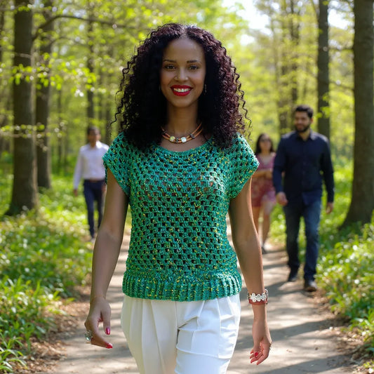Haut au crochet Papayo de Cachalabibi -porté sur un chemin forestier fréquenté par une jeune femme qui sourit