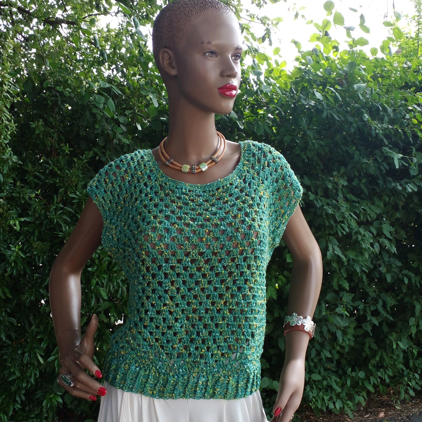 Haut au crochet Papayo de Cachalabibi - gros plan sur le point de crochet et l'encolure