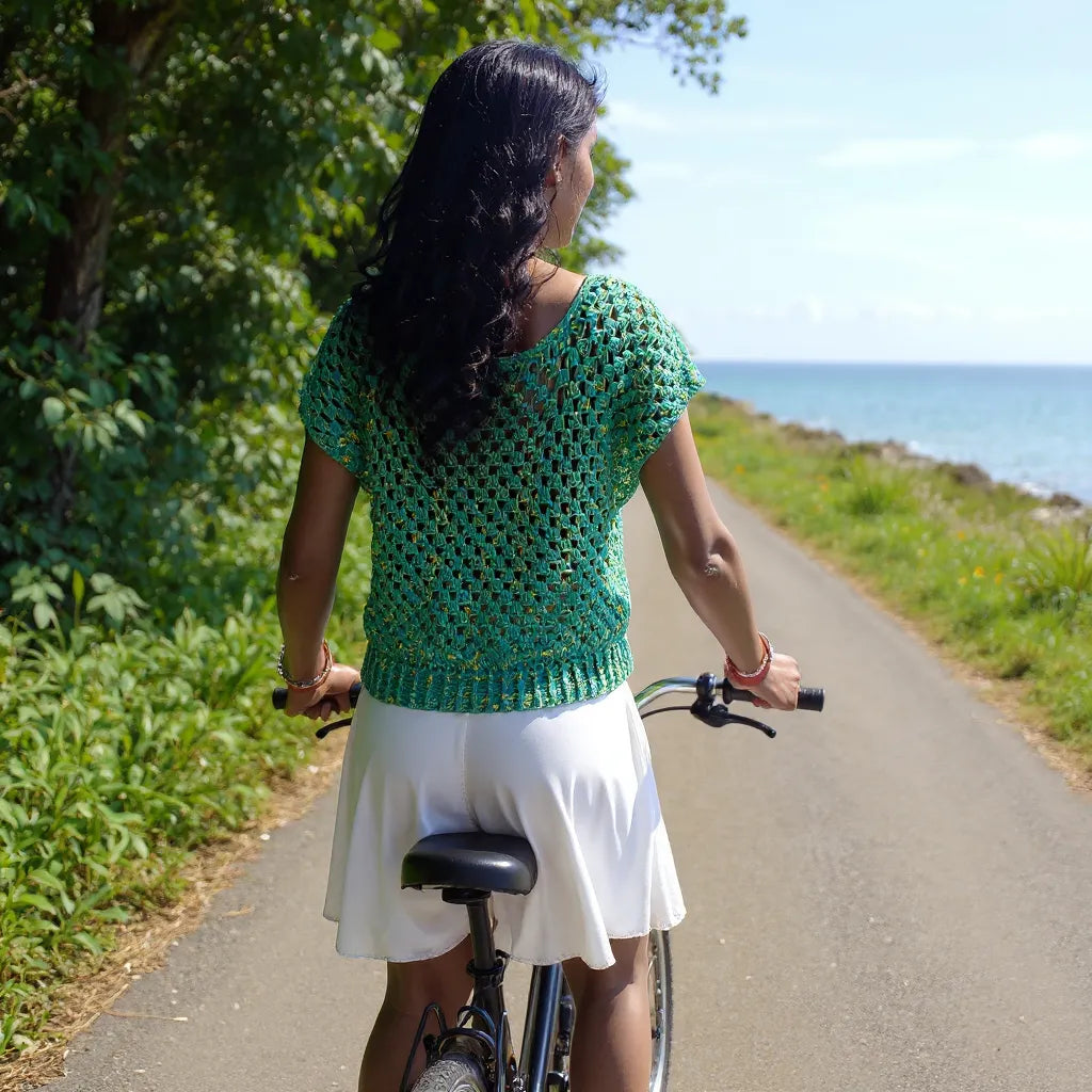 Haut au crochet Papayo de Cachalabibi - vu de dos d'une femme qui se promène à vélo sur un chemin le long de la mer