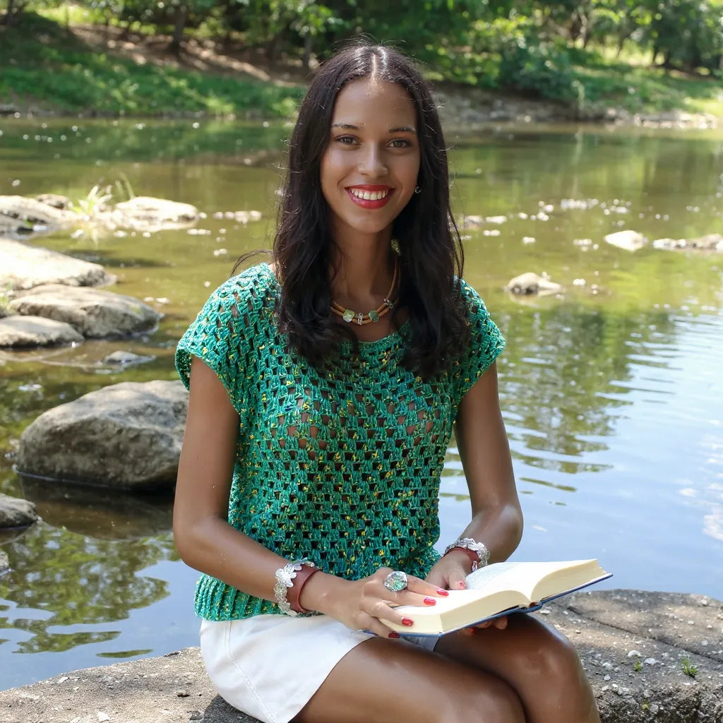 Haut au crochet Papayo de Cachalabibi - vue de face d'une femme assise sur une pierre en train de lire un livre