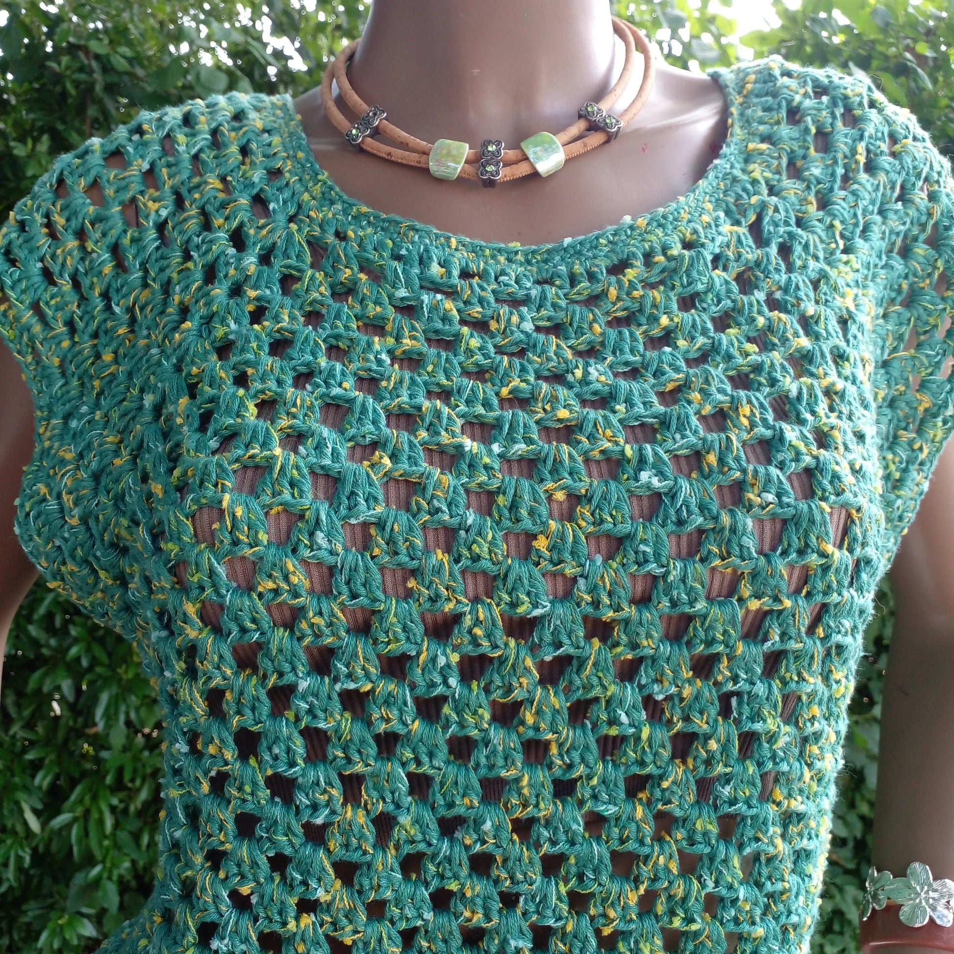 Haut au crochet Papayo de Cachalabibi - vue de face sur un mannequin en extérieur