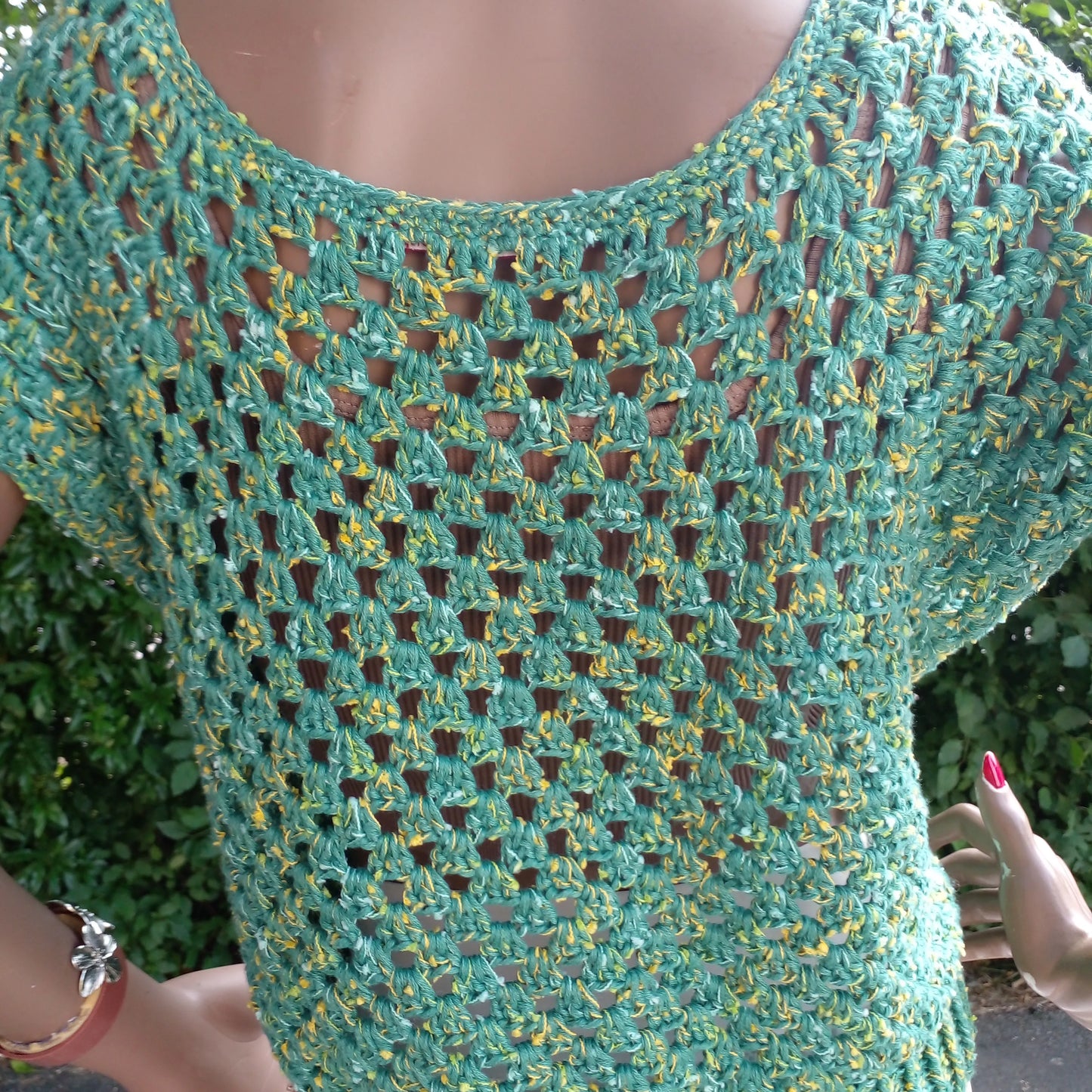 Haut au crochet Papayo de Cachalabibi - vue de dos sur un mannequin en extérieur