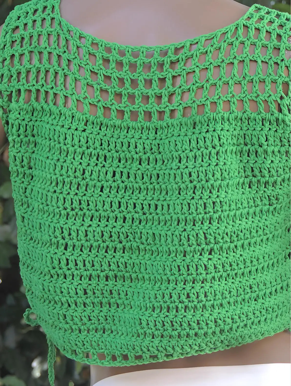 Haut au crochet Perico de Cachalabibi - vue de dos complète sur un mannequin en extérieur