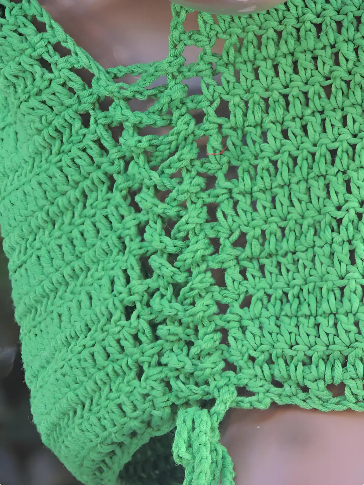 Haut au crochet Perico de Cachalabibi - vue du côté détaillé du point de crochet ajouré sur un mannequin