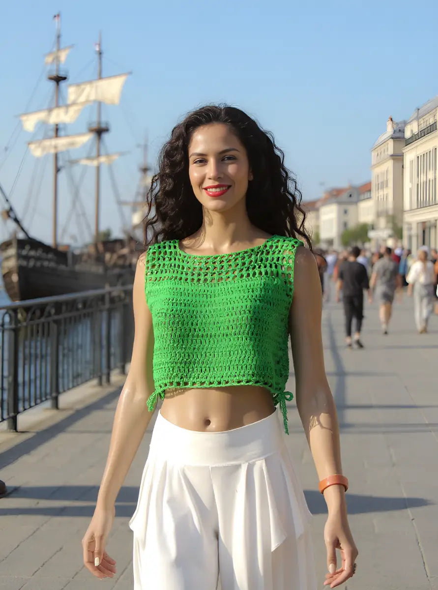 Haut au crochet Perico de Cachalabibi - vue de face d'une femme marchant le long d'un quai