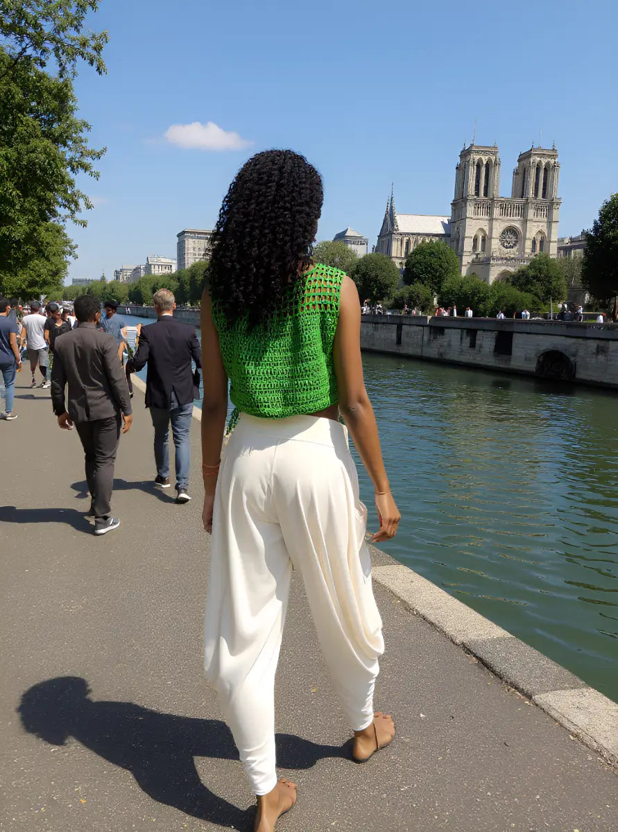 Haut au crochet Perico de Cachalabibi - vue de dos d'une jeune femme devant Notre-Dame de Paris