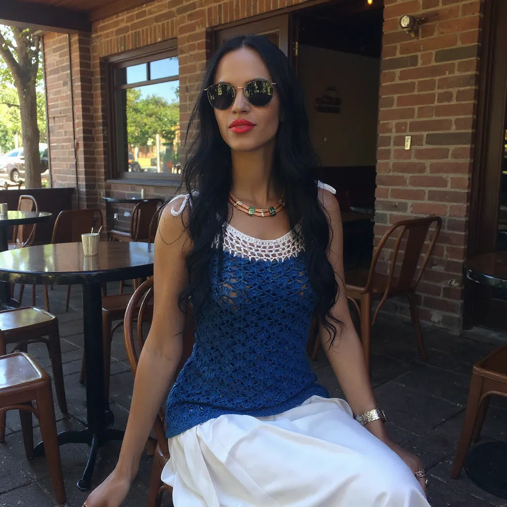 Haut au crochet Sotavento de Cachalabibi - Vue de face avec bretelles nouées d'une femme à la terrasse d'un café