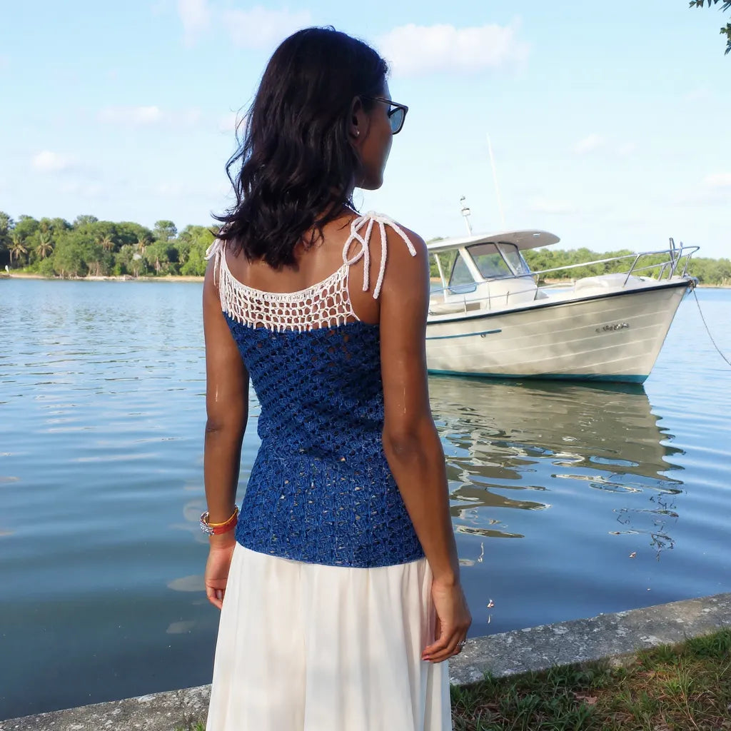 Haut au crochet Sotavento de Cachalabibi - vue de dos d'une jeune femme en promenade le long du quai de la marina