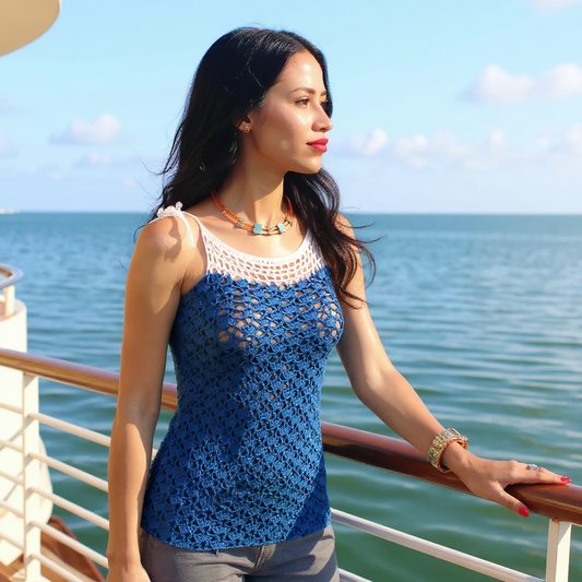 Haut au crochet Sotavento de Cachalabibi - vue de côté d'une jeune femme sur un bateau de croisière