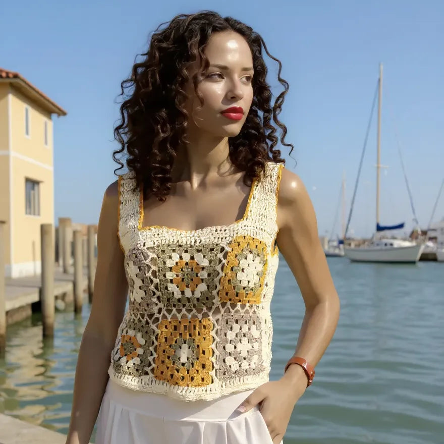 Haut au crochet Squara de Cachalabibi - vue de face d'une jeune femme au bord d'un port de plaisance