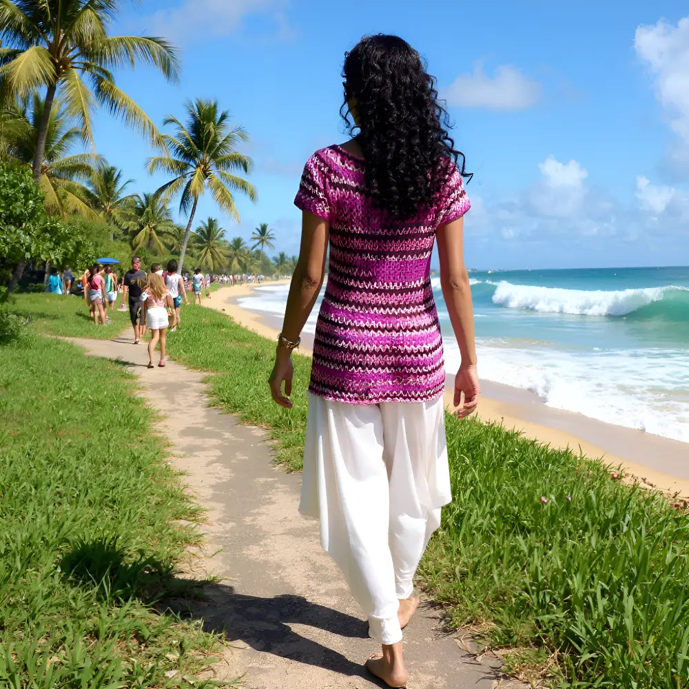 Haut au crochet Uncinetto de Cachalabibi - vue dos d'une femme sur un sentier avec mer en arrière-plan