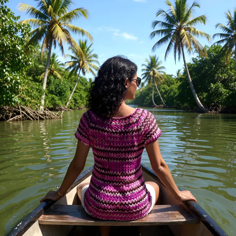 Haut au crochet Uncinetto de Cachalabibi - vue de dos d'une femme en canoë sur une rivière tropicale avec palmiers
