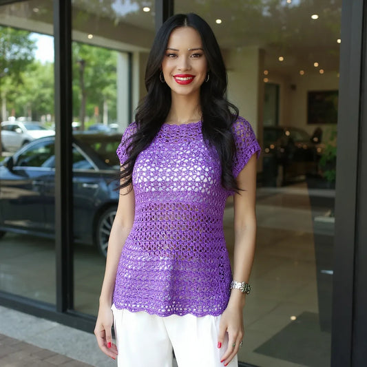 Haut au crochet Violeta de Cachalabibi - vue de face d'une femm devant la vitrine d'un garage de luxe