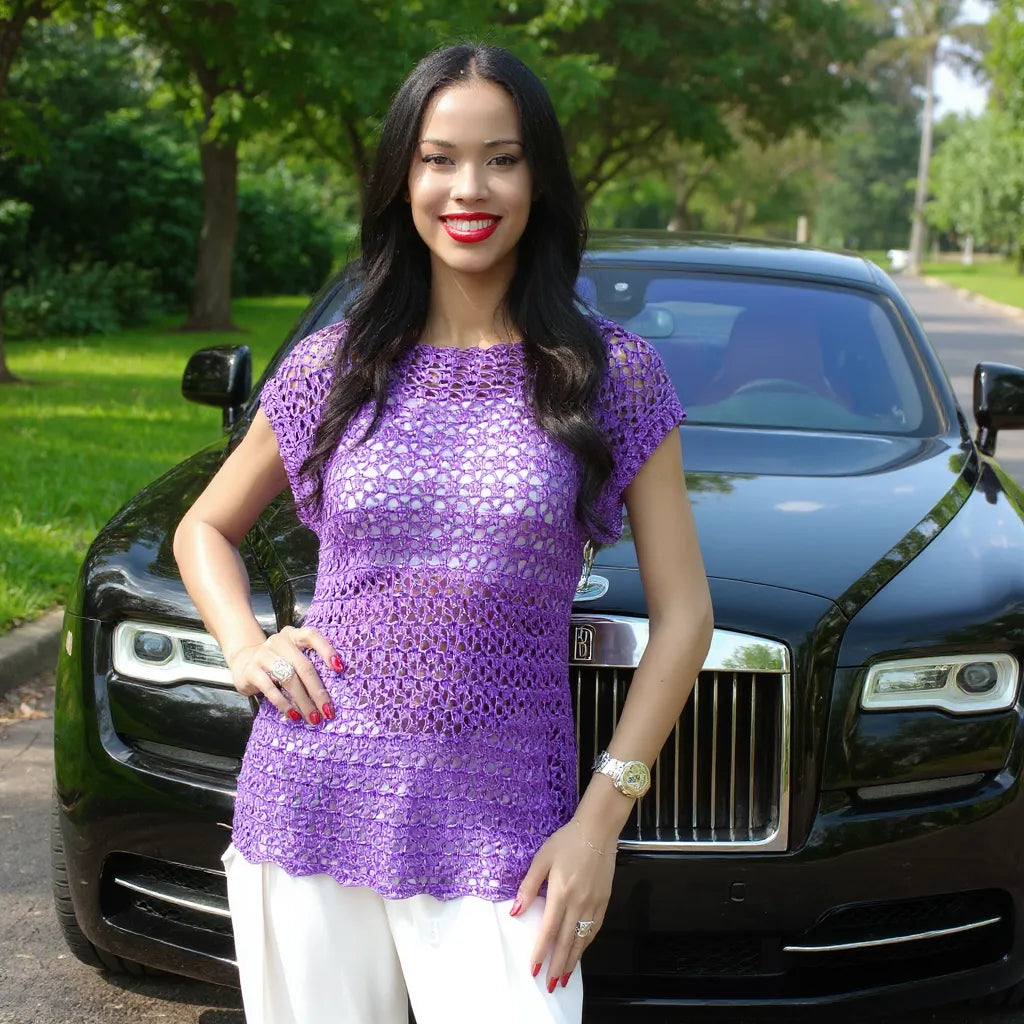 Haut au crochet Violeta de Cachalabibi - vue de face d'une femme devant une  Rolls Royce de couleur foncée