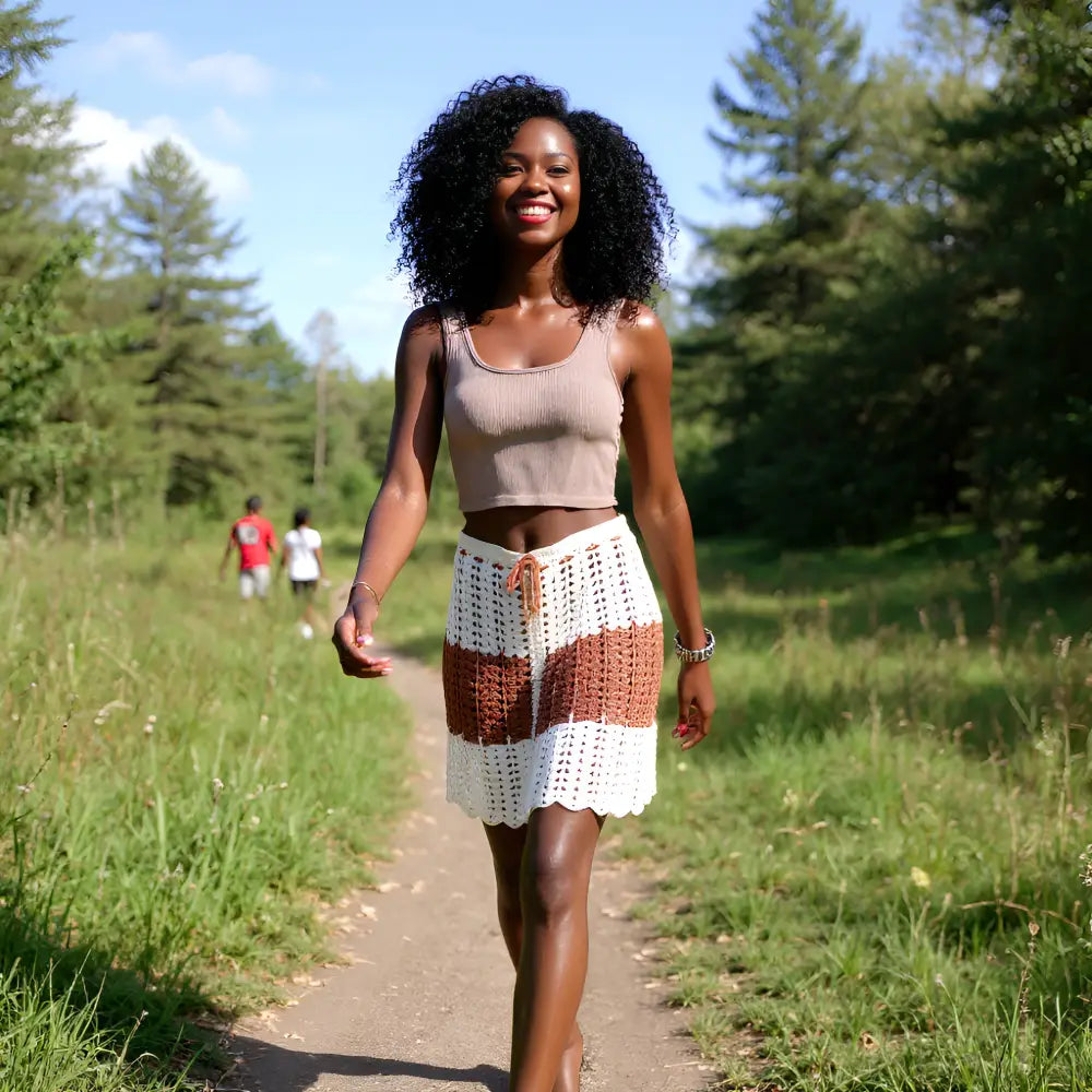 Jupe au crochet Cappuccina écru et caramel portée par une femme en promenade sur un sentier forestier