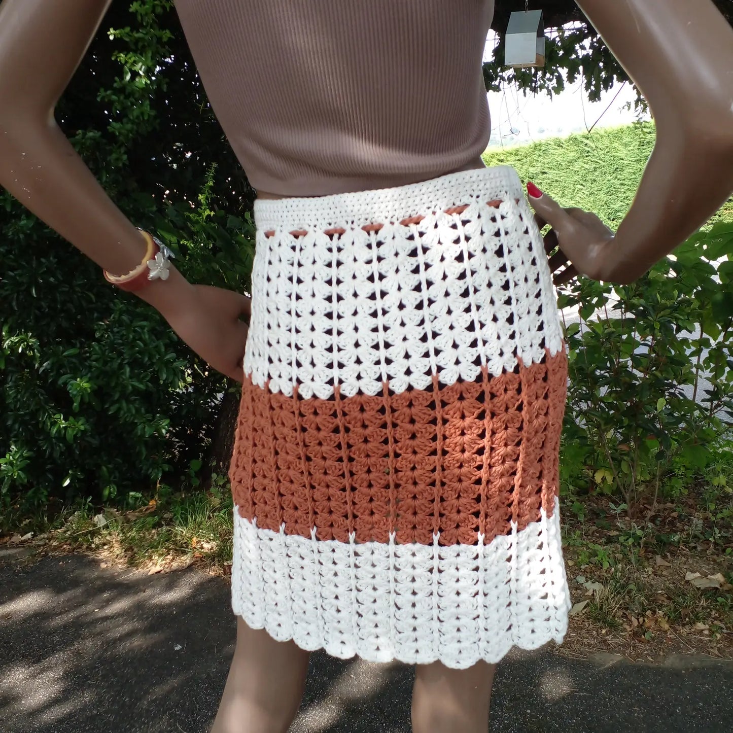 Gros plan sur les bandes horizontales alternées écru et caramel de la jupe Cappuccina