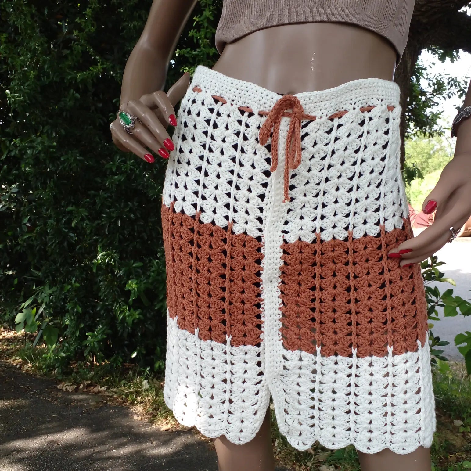 Détail du point ajouré et de la ceinture réglable par cordon de la jupe Cappuccina